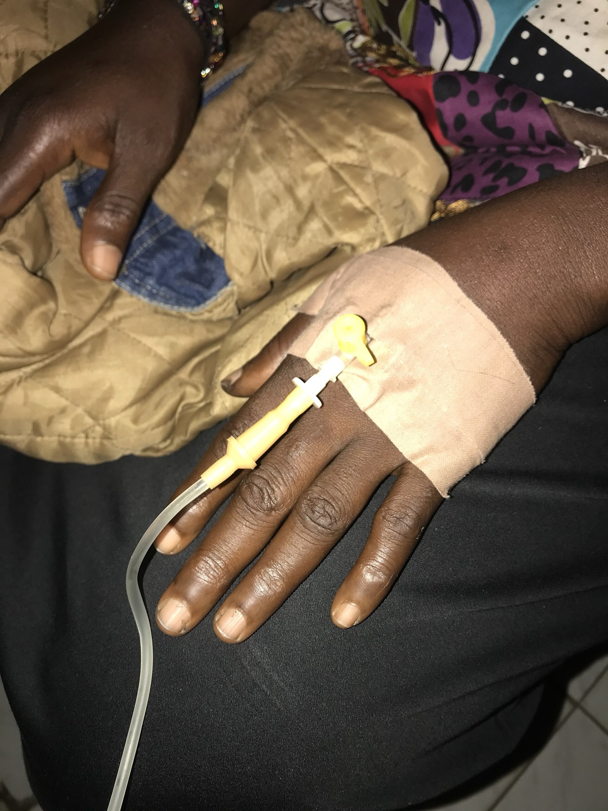 Una mano con una vía intravenosa