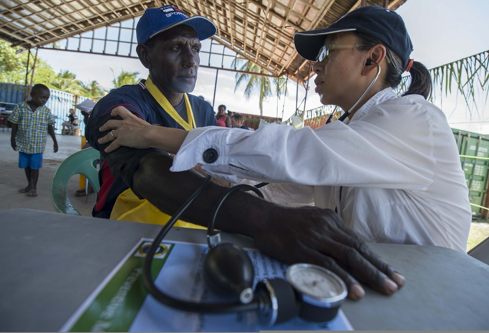 Un voluntario toma la presión arterial a un hombre