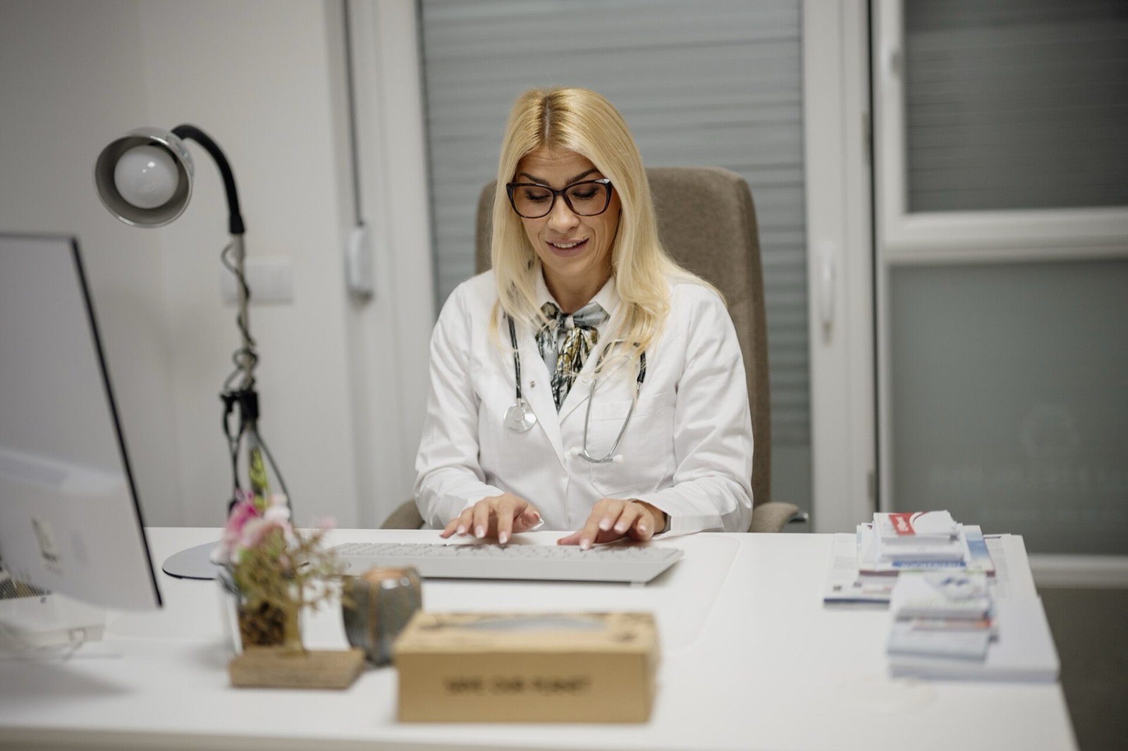 Una proveedora en su escritorio durante una consulta por video